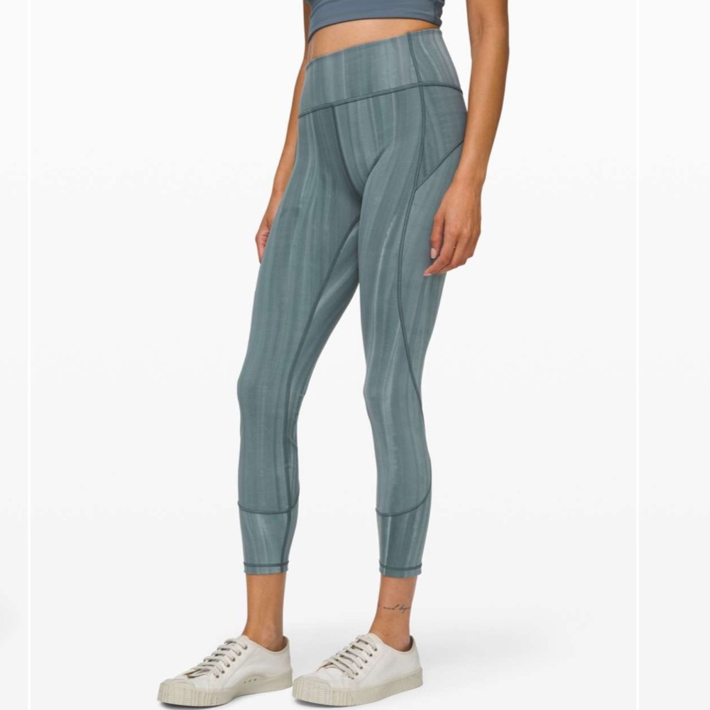 Lululemon In Movement Tight 25" *Everlux
Linear Spray Dye green size 10